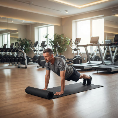 tapis de yoga homme fait des exercices