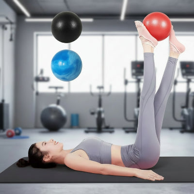 Ballon pilates une fille s'entraine en gym