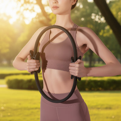 anneau de pilates fille fait du renforcement de poitrine