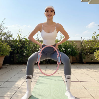 anneau pilates fille fait des renforcement des cuisses au térasse