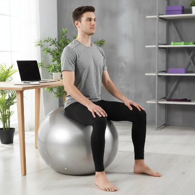 ballon de gym un homme est assis au bureau