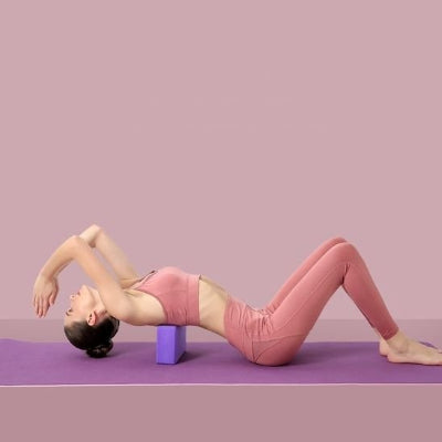 Brique de Yoga fille fait des ettirements