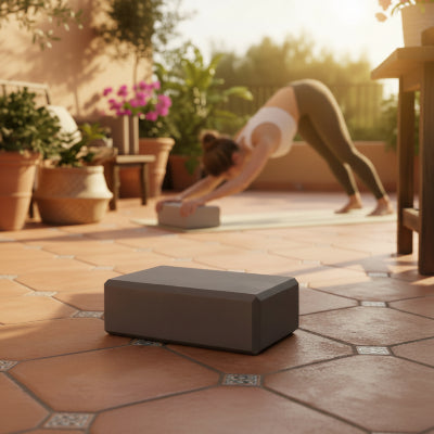 brique de yoga fille fait du pilates