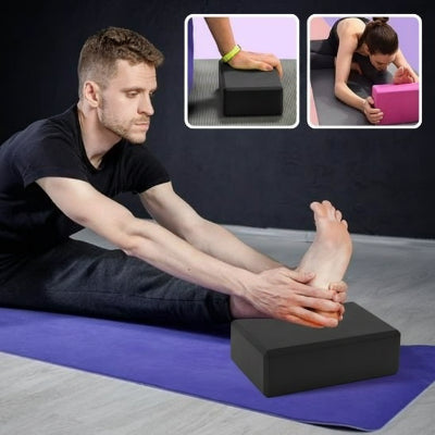 Brique de Yoga un homme se pratique chez lui 