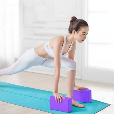 Brique de Yoga violet fille fait du pilates au gym