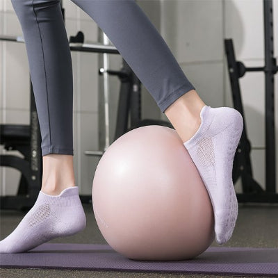 Chaussette yoga fille fait du pilates avec un ballon