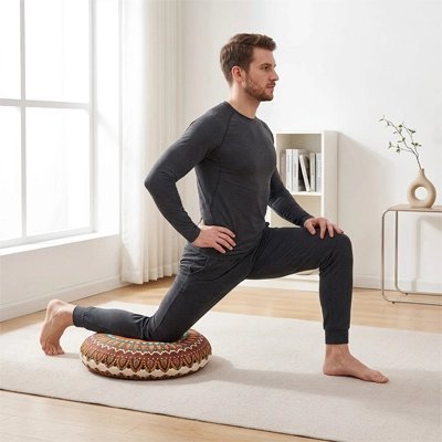 Coussin yoga un homme fait ses exercices au salon