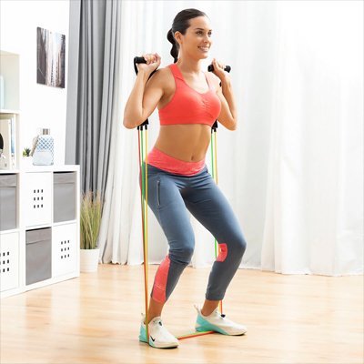 Elastique musculation une fille s'entraine à la maison