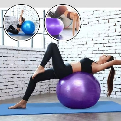 swiss ball une fille s'excerceà la maison