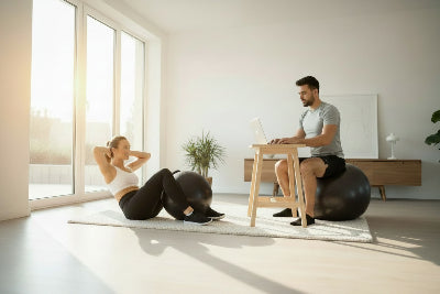 swiss ball en pvc un couple l'utilise au salon
