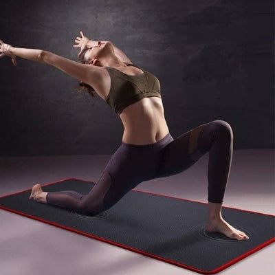 Tapis de gym une fille alaise et stable
