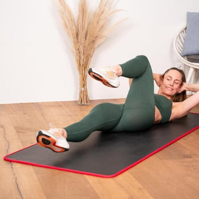 Tapis de gym une fille fait des excercices à la maison