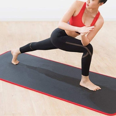 Tapis de gym une fille renforce ces fessiers