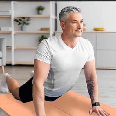 Tapis de sport un homme fait ses excercices