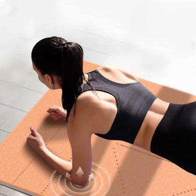 Tapis de sport une fille qui fait du renforcement musculaire