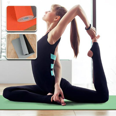 Tapis de sport une fille fait du streching 