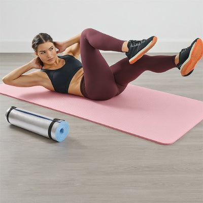 Tapis de yoga confortable, une fille pratique des abdo