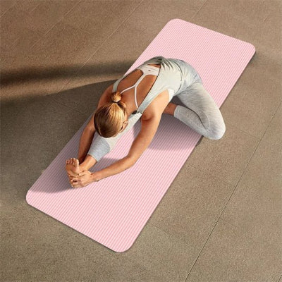Tapis de yoga une fille qui s'éttire en plein air
