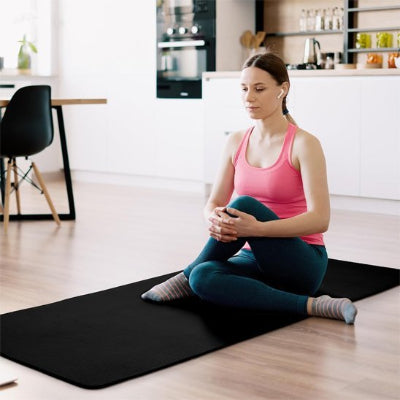 Tapis de yoga flexible une fille se pratique à la maison