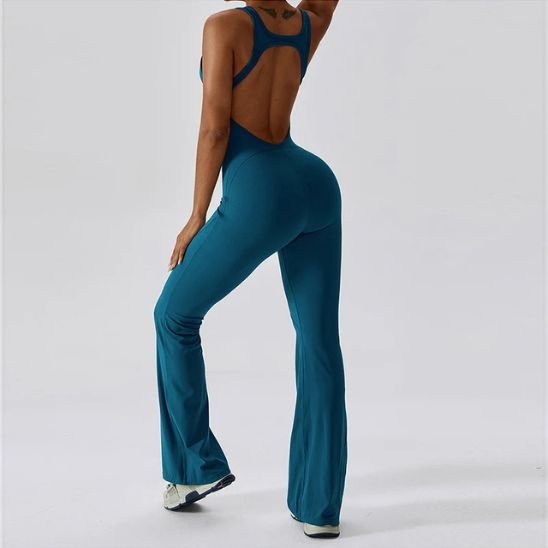tenue yoga bleu juste au corps