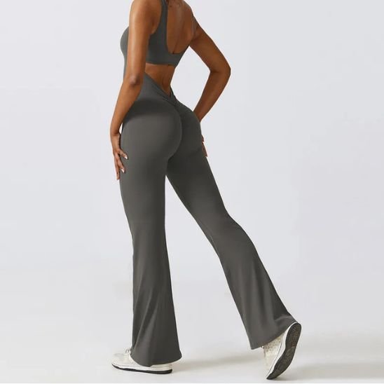tenue yoga gris juste au corps