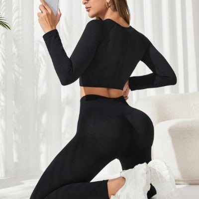 tenue yoga noire juste au corps